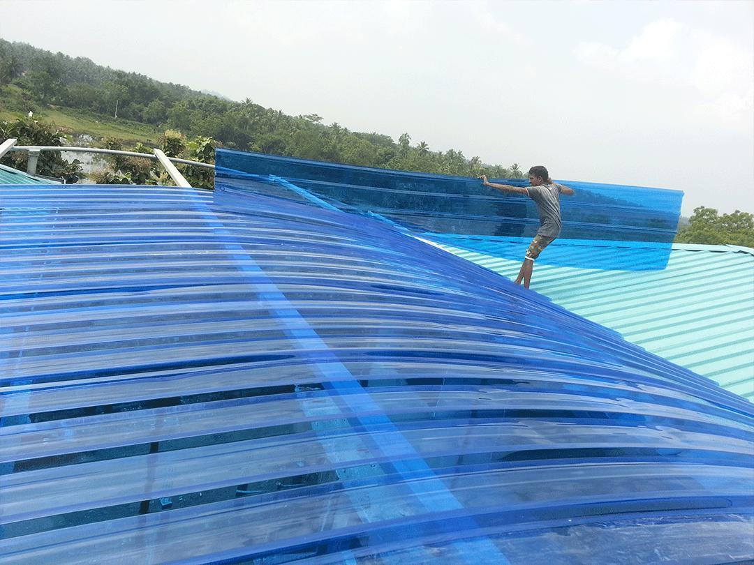 corrugated-polycarbonate-sheet-install