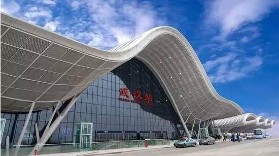 The charm of polycarbonate instead of glass to show the beauty of architecture