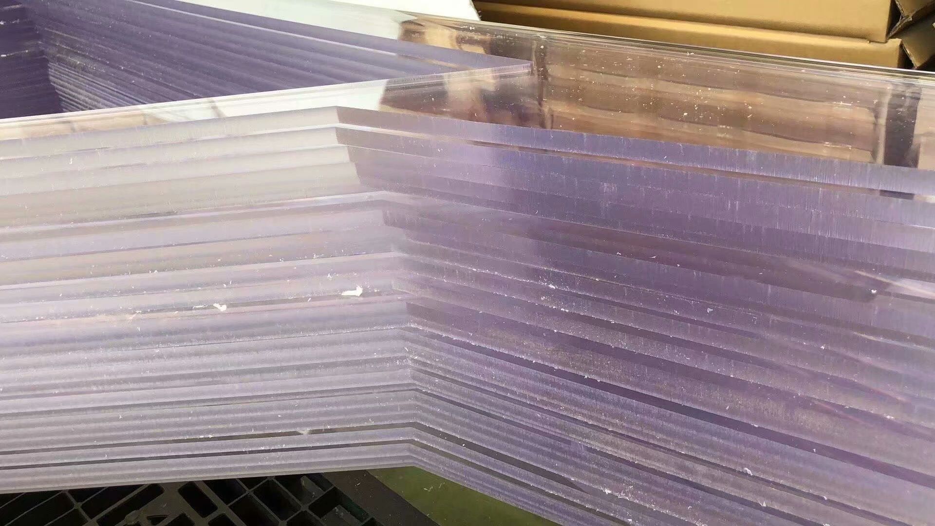 Precautions for cutting solid polycarbonate sheets